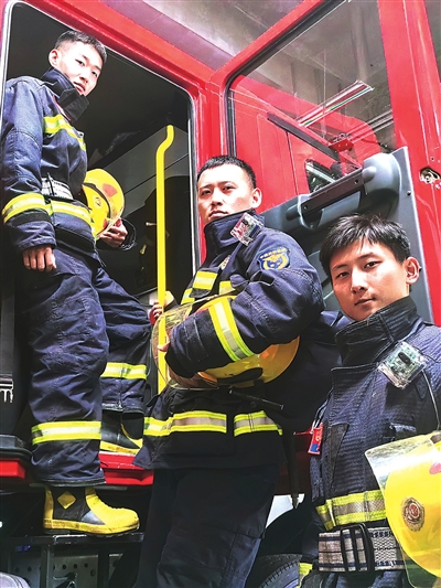 青春底色，是他们身上的“火焰蓝” 五四青年节记者走进汉城路消防救援站 记录三名青岛小伙的成长心路