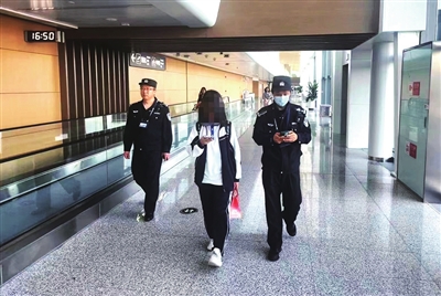 未满14岁女孩追星从深圳偷飞到青岛 接到家长报警，深青两地警方联手在机场截住了她