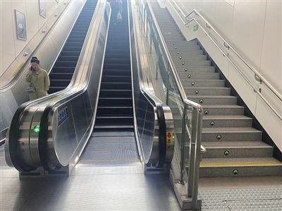 乘坐自动扶梯“左行右立”？文明的象征还是多此一举？青岛地铁回应了：不提倡！左右受力不均易使机械部件损坏