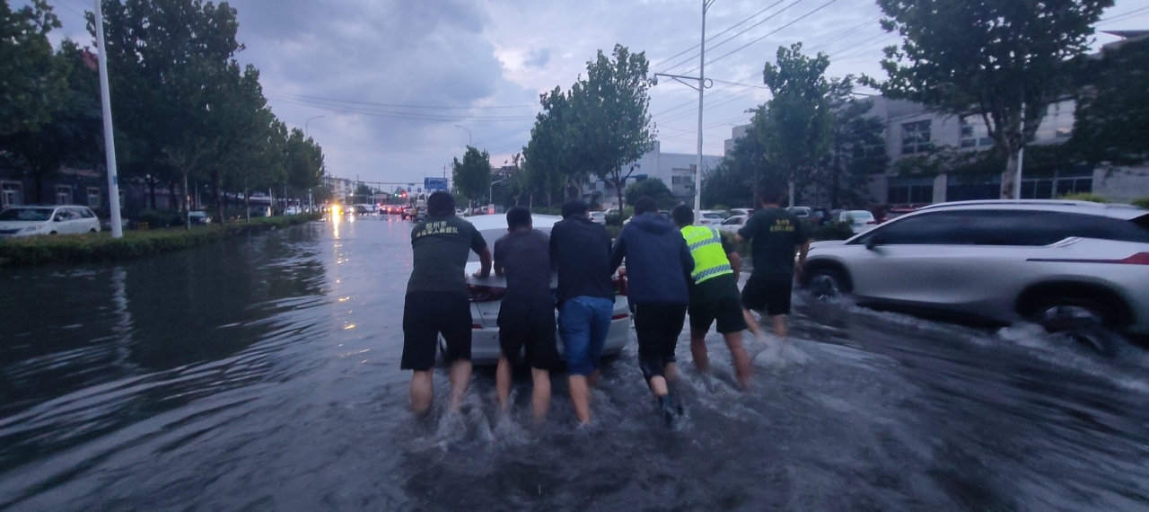 胶州爱心公益团队暴雨中成功救援12辆被困车辆