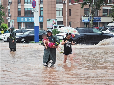 青岛公安、消防连续救助被困雨中的遇险群众 护送孕妇、儿童到安全地带