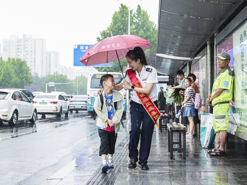 “爱心雨衣”和“爱心伞”暖人心！青岛公共交通护航市民安全出行