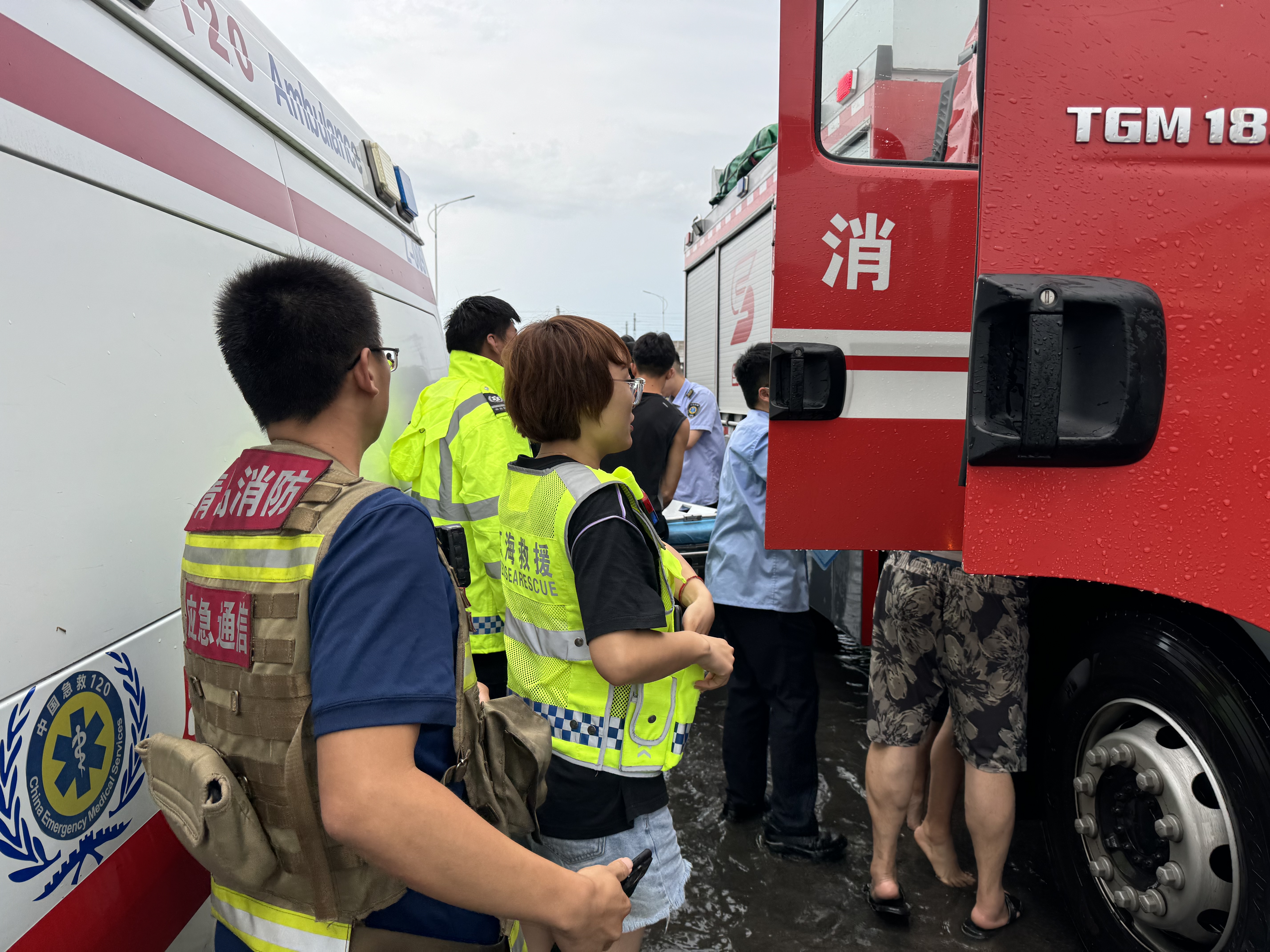 抢救重伤员，护送孕妇和异物卡鼻儿童  胶州市红海救援队40多名志愿者紧急接力