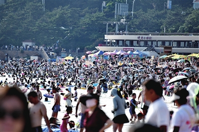 市民放心“洗海澡” 浴場水質杠杠地 我市海水浴場水質連續(xù)12周達優(yōu)良水平