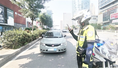 遇到違停隨手拍，“微信群”里找交警 市北交警優(yōu)化營商環(huán)境新舉措 聯(lián)動治理處置堵車 上線兩年投訴下降30%