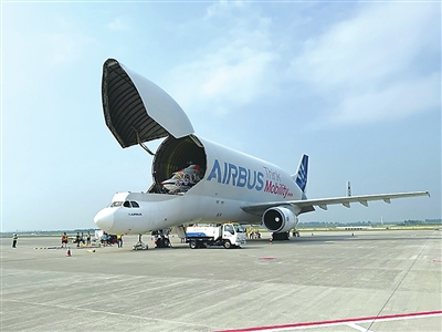 “背”著兩架直升機(jī) “大白鯨”飛抵青島