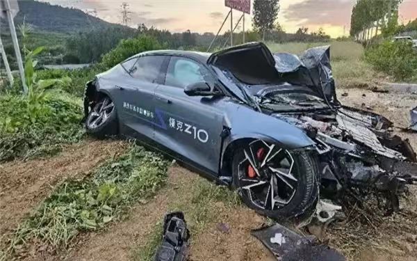 撞了！領克Z10試駕車出事故 損毀嚴重