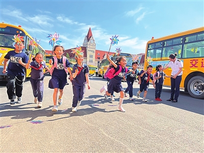 450所學(xué)校開(kāi)通3673條校車(chē)線路  島城專(zhuān)業(yè)校車(chē)線開(kāi)通已13年  每天護(hù)航13萬(wàn)學(xué)子求學(xué)路