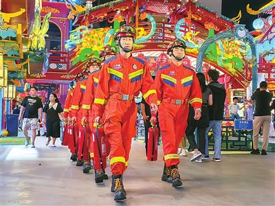 記者跟訪消防救援人員在明月·山海間巡邏執(zhí)勤 穿上制服肩扛消防安全責(zé)任