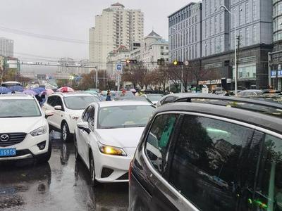 國慶出行高峰，哪些路段易堵車？ 我市發(fā)布國慶假期綜合交通運(yùn)行預(yù)測報(bào)告 民航客流集中在這些方向