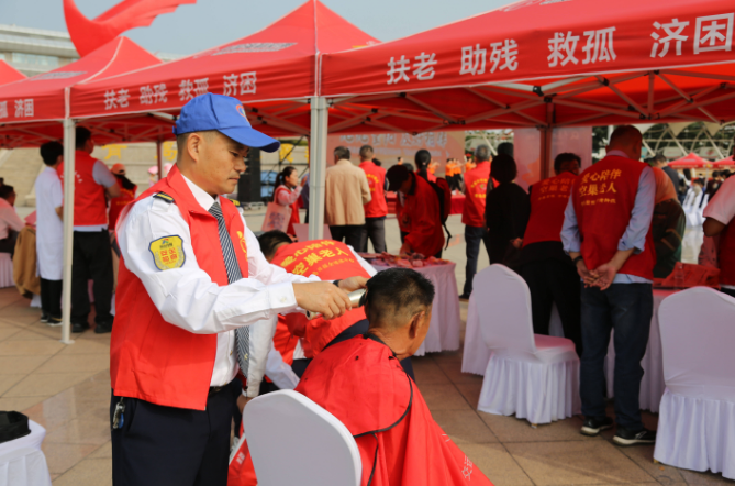 重阳节敬老爱老 “馨飞扬”志愿者暖心登场 兵分两路送服务