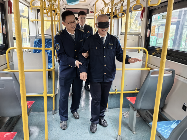 公交車廂“黑科技”加持 志愿者“幫盲”視障人士便捷出行 