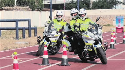 青岛交警举行警用摩托车驾驶技能比武竞赛 高超车技关键时刻大显身手