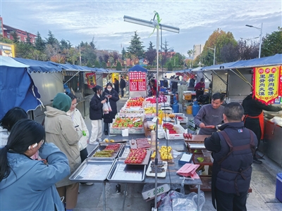 20多年的“恒星学院夜市”保住了 自发形成的小吃摊人气虽火问题不少 李沧区九水街道联合多部门引导业户迁址经营