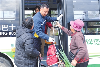 青岛最“孤独”公交线：一人一车一线路 818路司机姜瑞垒扎根乡村6年 沿线8个村村民把他当亲人