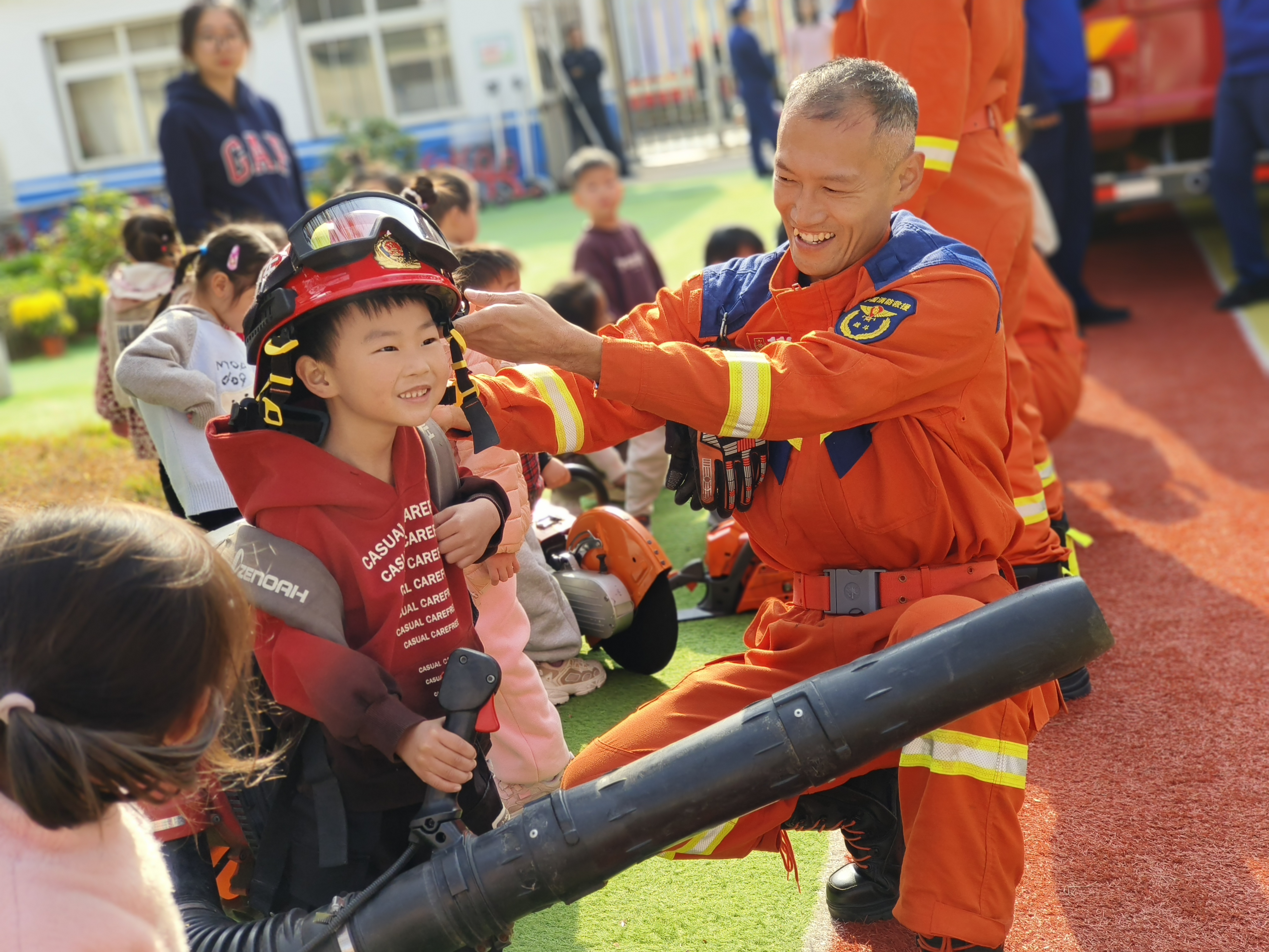 胶州市胶西中心幼儿园：“萌娃”牵手“蓝朋友” 消防安全记心间