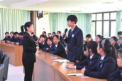 國家憲法日這天，青島中院法官走進青島二中法治課堂共話法治信仰