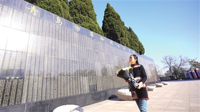 “原來他一直在青島的英名墻上” 陳振麓親屬首次走進(jìn)青島市革命烈士紀(jì)念館緬懷先烈事跡